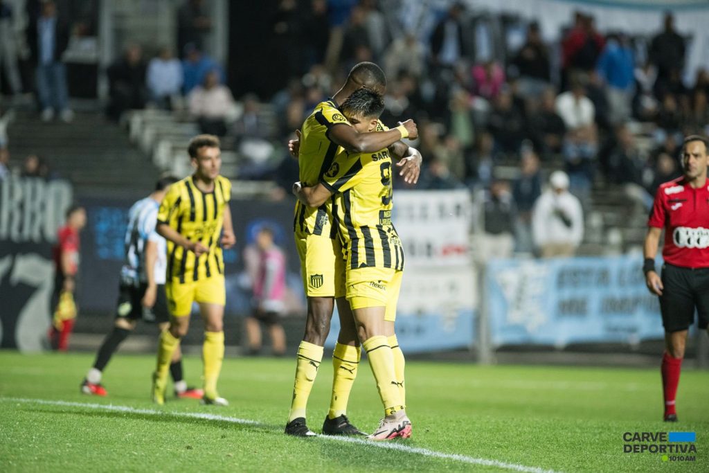 Peñarol goleó a Cerro y amplió su ventaja frente a Nacional en la Tabla Anual