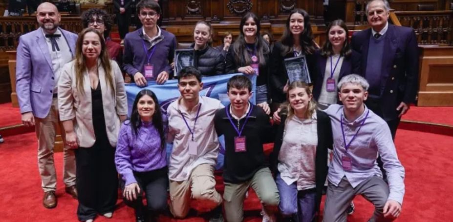 El Liceo N° 2 de Carmelo ganó el Torneo Nacional de Debate organizado por ANEP en el Palacio Legislativo