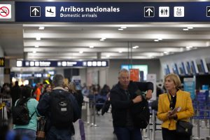 Argentina: más de 15 mil personas afectadas por paro de pilotos y aeronavegantes