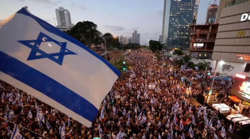 Aumenta la presión sobre Netanyahu: Medio millón de personas salieron a las calles de Israel en el marco de la huelga general