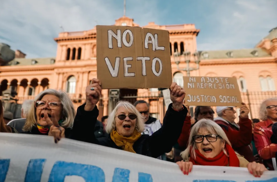 Dentro del Congreso el jefe de Gabinete de Milei presentó informe de gestión, mientras que fuera la Policía reprimió a jubilados que protestaban por veto a reforma de las pensiones