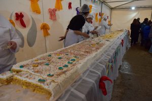 Canelones: En los festejos por el 145° aniversario de Santa Rosa, los alumnos y docentes de la Escuela Especial Número 214, elaboraron una torta de 10 metros de largo