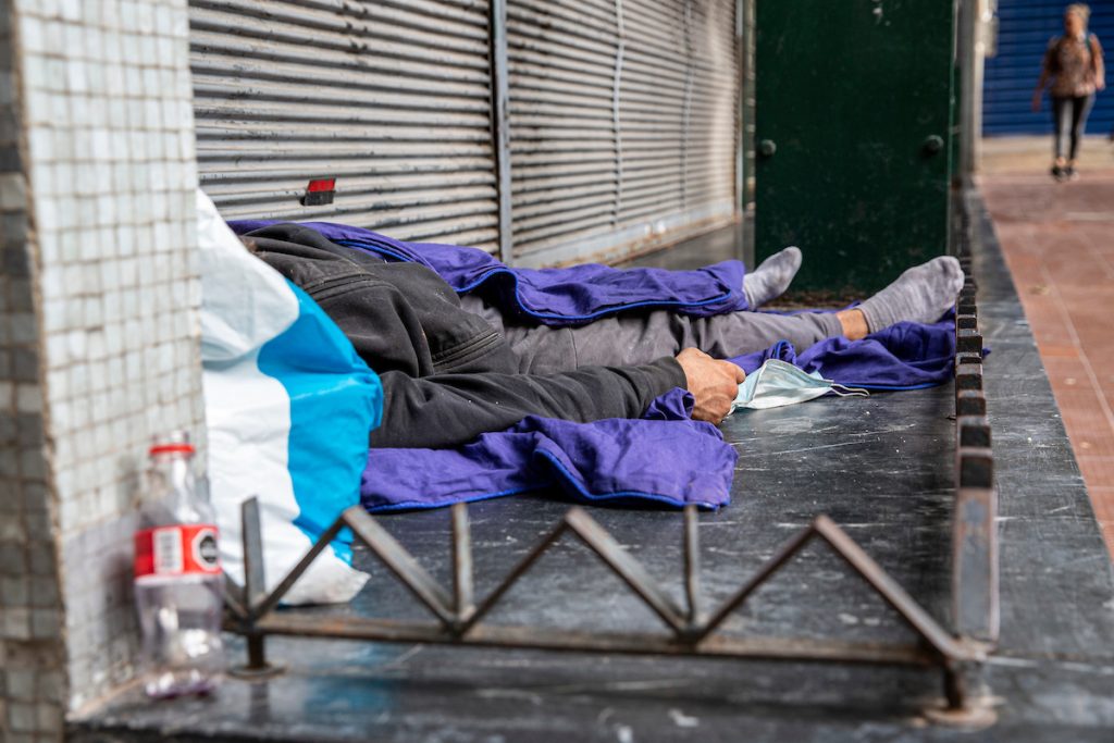 Personas durmiendo en la calle: ¿qué solución proponen los partidos políticos?