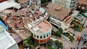 Sigue la búsqueda de desparecidos entre los escombros del edificio que se derrumbó en Villa Gesell