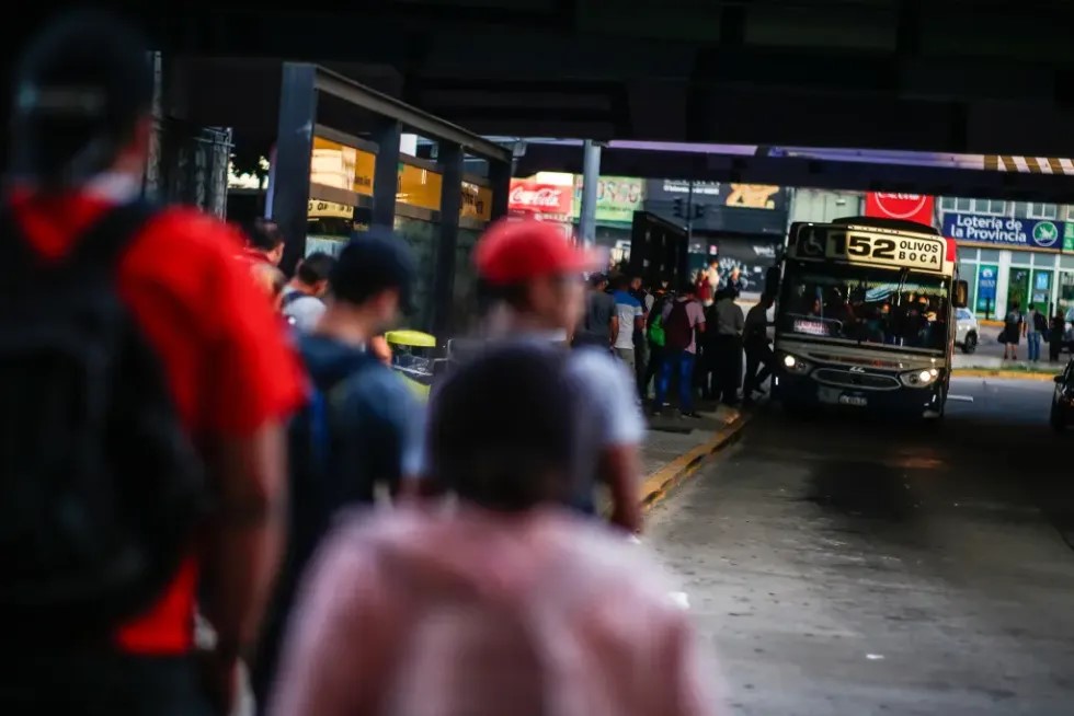 Gobierno argentino busca desarticular un paro del transporte para este miércoles