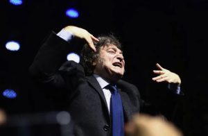 Javier Milei festeja la caída del riesgo por debajo de los mil puntos