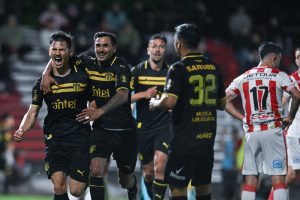 Peñarol y Nacional lideran el Clausura a 5 fechas del final