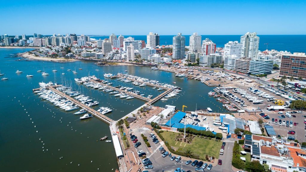 Punta Del Este: el principal balneario se prepara para una nueva temporada de verano a la espera de la llegada de los turistas extranjeros