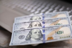 El dólar toca un mínimo del año
