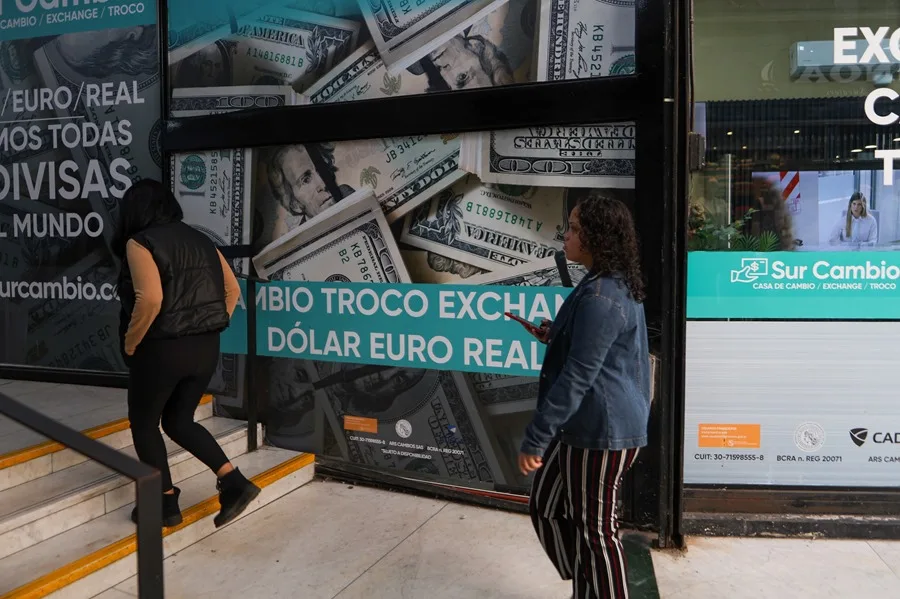 El Gobierno argentino festejó el resultado del primer día sin cepo cambiario