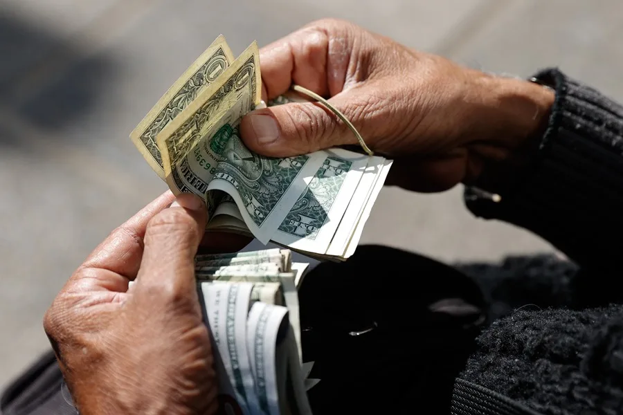 Argentina: el dólar oficial sigue bajando tras el repunte del lunes