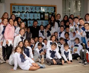 El escritor y ex futbolista Daniel Baldi comenzó una recorrida por escuelas en el interior celebrando los 20 años del libro “La Botella FC”