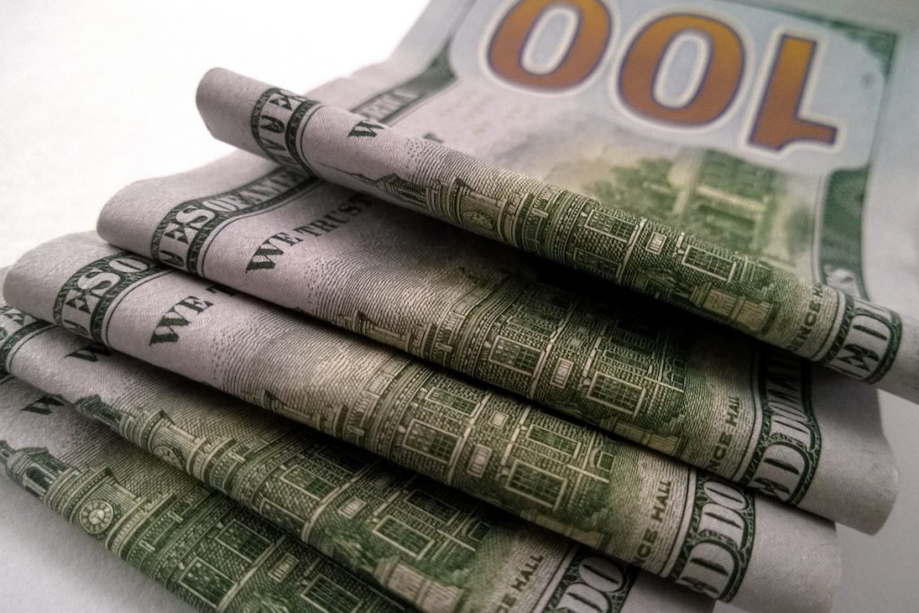 Baja el dólar en Uruguay y en el mundo