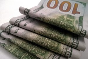 Baja el dólar en Uruguay y en el mundo