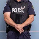 Detrás del chaleco: Historia de un policía que reclama por atención de salud mental
