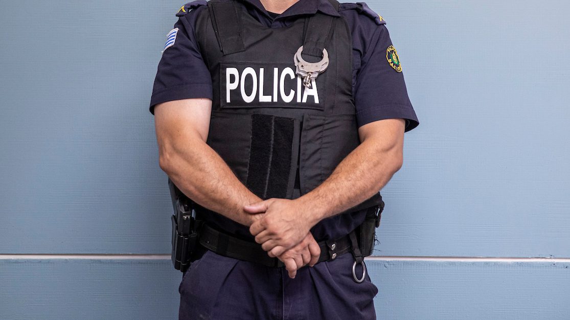 Detrás del chaleco: Historia de un policía que reclama por atención de salud mental