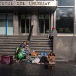 Gente en situación de calle durmiendo adentro de los cajeros