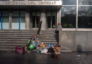 Gente en situación de calle durmiendo adentro de los cajeros