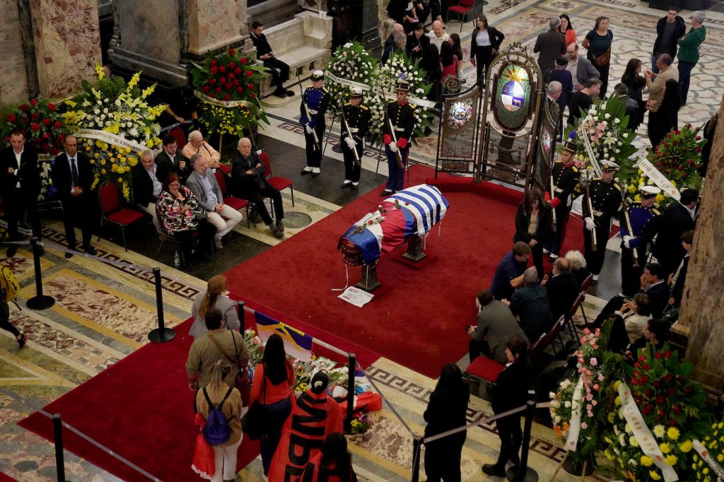 Miles de personas le dieron el último adiós al expresidente Mujica