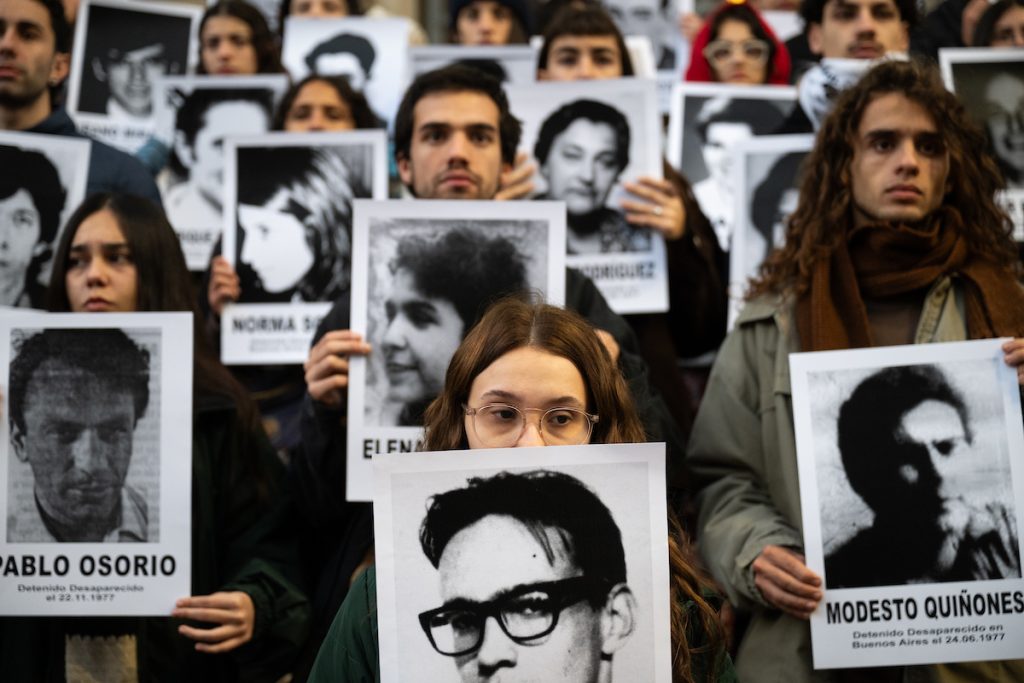 “Sostener la memoria”: una exposición en diálogo con la 30ª Marcha del Silencio