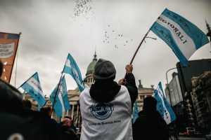 Por decreto, el Gobierno de Milei reguló el derecho a huelga