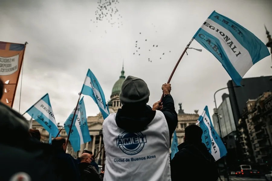 Por decreto, el Gobierno de Milei reguló el derecho a huelga