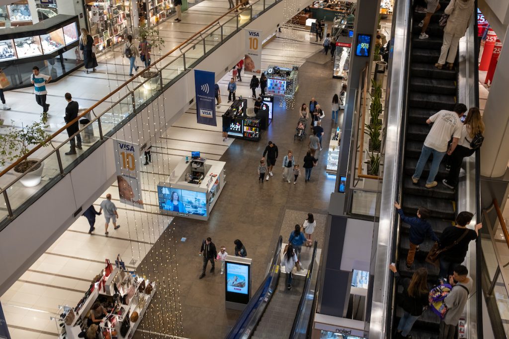 Cae la confianza del consumidor pero sigue en zona de optimismo