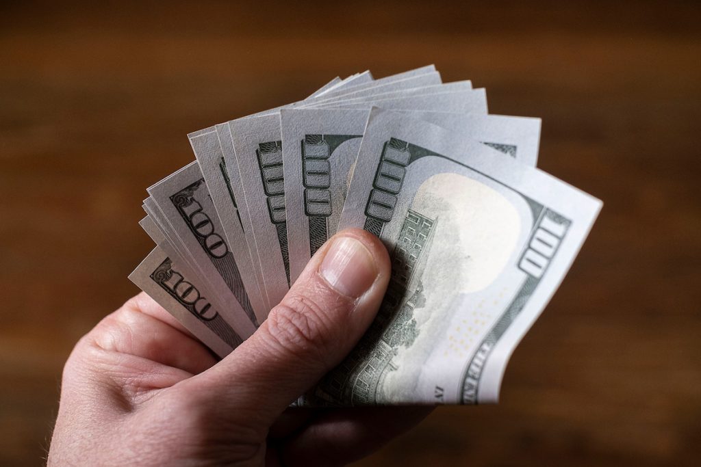 Nueva caída del dólar que marca un nuevo mínimo del año