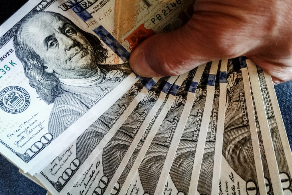 Proyectan que el dólar caerá casi 4% este año
