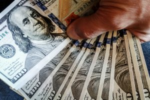 Proyectan que el dólar caerá casi 4% este año