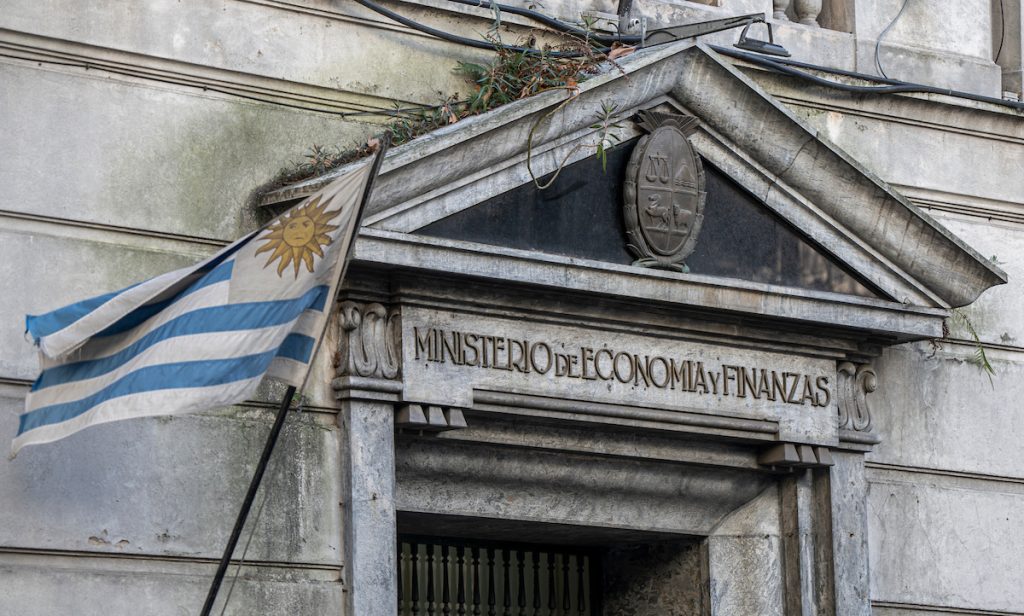 Baja el déficit fiscal