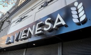 Trabajadores de La Vienesa reclaman por deudas laborales
