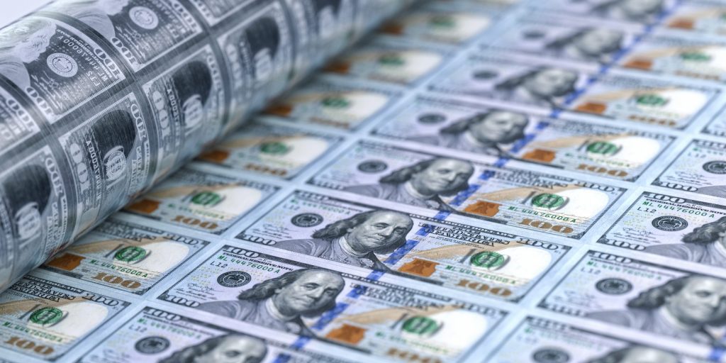 Medidas de EEUU derivan en debilidad del dólar y fortaleza de otras monedas; meta de inflación local también incide