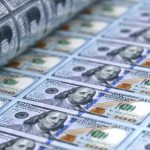 Medidas de EEUU derivan en debilidad del dólar y fortaleza de otras monedas; meta de inflación local también incide