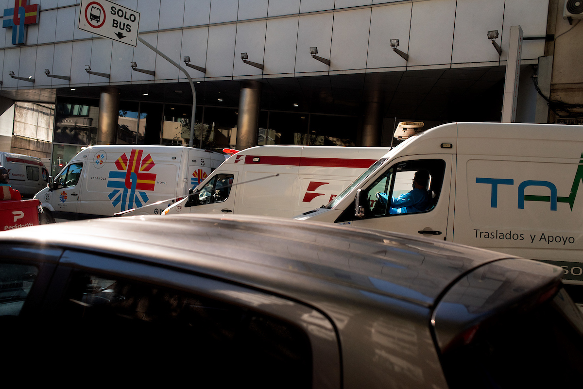 El invierno y las puertas de emergencia: ambulancias esperan en promedio 3 horas para ingresar pacientes