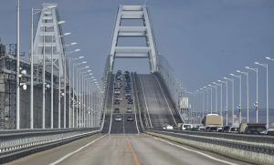 Ucrania golpea con fuerza: ataque al puente de Crimea y sabotaje aéreo en Siberia