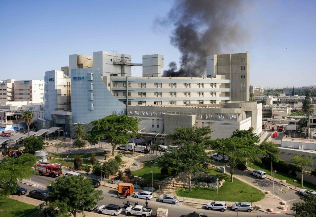 Tensión máxima entre Irán e Israel: Un misil alcanzó el principal hospital del sur y crece la amenaza de una escalada internacional