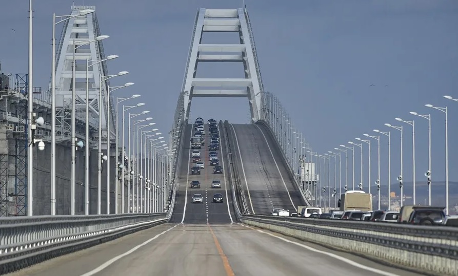 Ucrania golpea con fuerza: ataque al puente de Crimea y sabotaje aéreo en Siberia