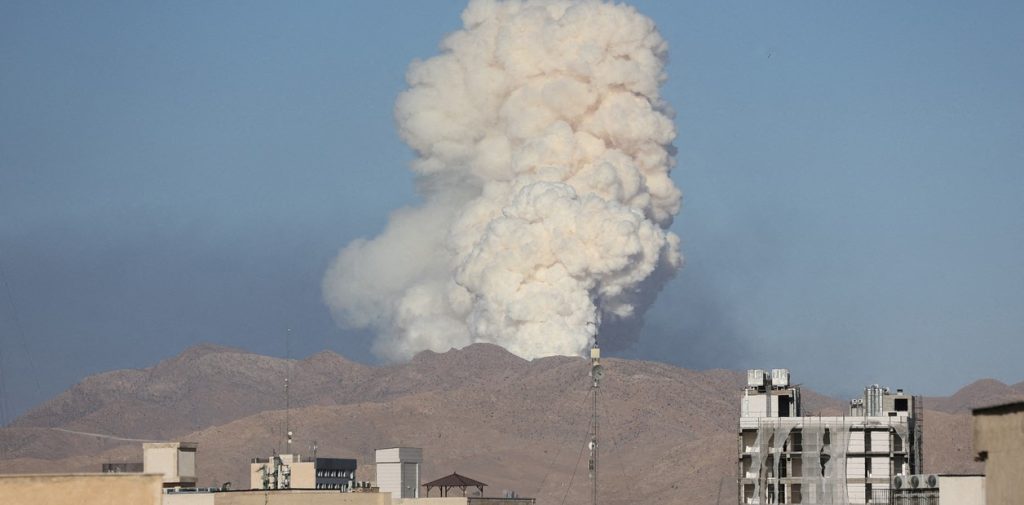 Tensión global: Estados Unidos bombardea instalaciones nucleares iraníes e Israel intensifica ataques