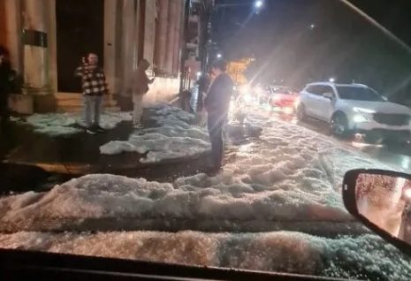 Tormenta intensa en Rivera dejó las calles de la ciudad blancas por granizo