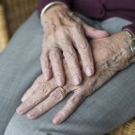 Cuidar sin cobrar: El trabajo detrás de los hogares de ancianos sin fines de lucro