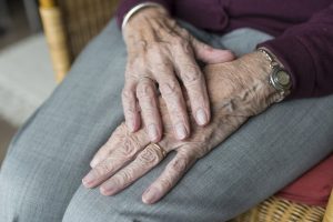 Cuidar sin cobrar: El trabajo detrás de los hogares de ancianos sin fines de lucro