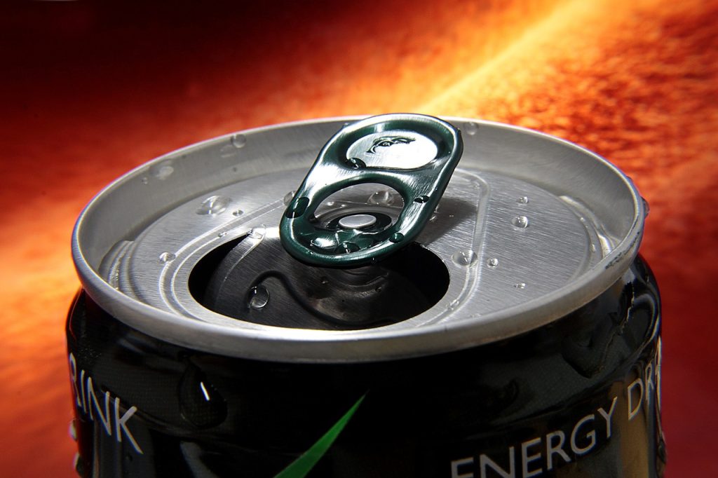 ¿Qué efectos tiene el consumo de bebidas energizantes y por qué Uruguay quiere prohibir la venta a menores de 18 años?