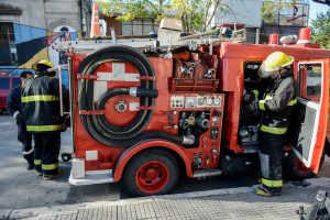 Un hombre falleció y tres resultaron heridos tras un incendio en un residencial de Santa Lucía
