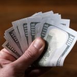 Dólar en caída arrastrada por una baja mundial