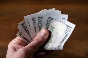 Dólar en caída arrastrada por una baja mundial