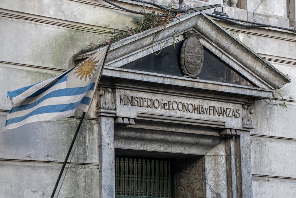 Uruguay amplía la colocación de deuda en pesos