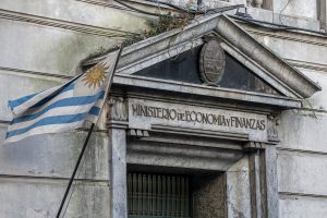 Uruguay amplía la colocación de deuda en pesos