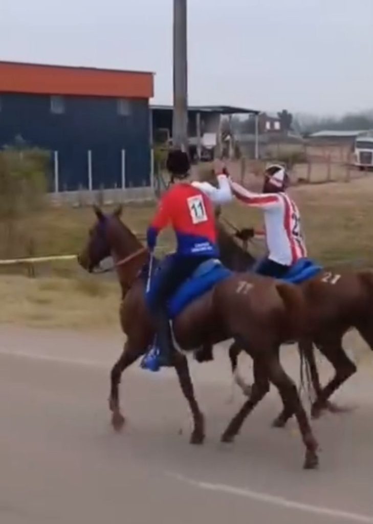 Agustín Hernández campeón de menores en Raid hípico y el lindo gesto que se dio con otro competidor el domingo pasado en Melo