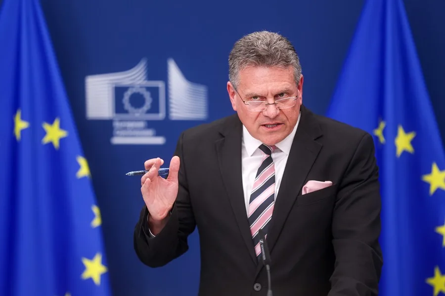 Ministros de comercio de UE preparan plan de contingencia para contratacar aumento de impuestos de Trump